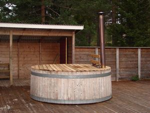 Wood fired hot tub at Grönklitt