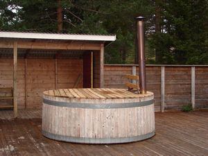 Wood fired hot tub at Grönklitt